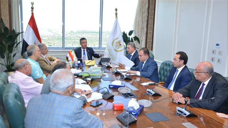 وزير التموين مع أعضاء