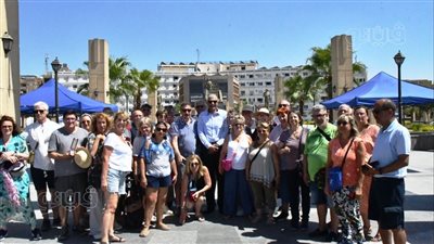 محافظ أسوان يلتقى أحد الأفواج السياحية ويهديهم هدايا تذكارية (صور)