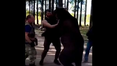 ملاكم روسي يصارع دبا ضخما (فيديو)