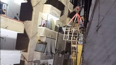 تأمين مكان انهيار شرفة عقار الإسماعيلية برافعة ضخمة