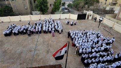 رئيس الوزراء يتفقد مدرسة العهد الجديد الثانوية بنات بإدارة السلام التعليمية (صور) 