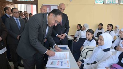 مدبولي يجري حوارا مع عدد من الطالبات حول المناهج في مدرسة بالسلام (صور) 
