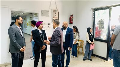 رئيس جامعة الأقصر تتفقد إجراءات الكشف الطبي على الطلاب الجدد (صور)