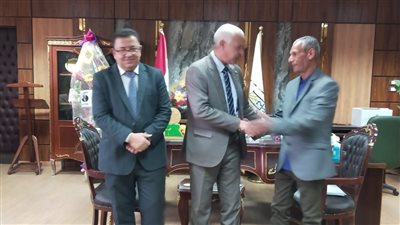 جامعة أسيوط تحتفي بالتحاق أكبر طالب بها بعد تخطيه سن الـ60