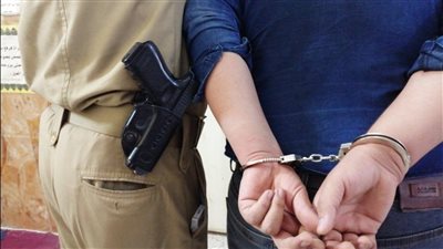 القبض على عاطل بحوزته بندقية و4 طبنجات داخل منزله بمنطقة المرج