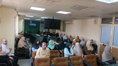 مدير عام التأمين الصحي بالشرقية يعقد اجتماعا مع الممرضات ومدخلي البيانات بالفرع 