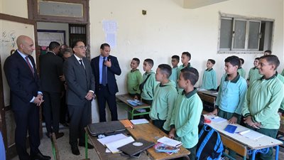 مدبولي يستمع لشرح موضوع في اللغة العربية عن الوطن بمدرسة متولي الشعراوي بالسلام (صور) 