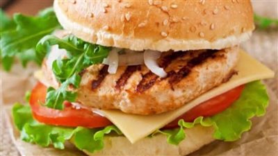 طريقة عمل برجر الدجاج، بمكونات بسيطة وغير مكلفة