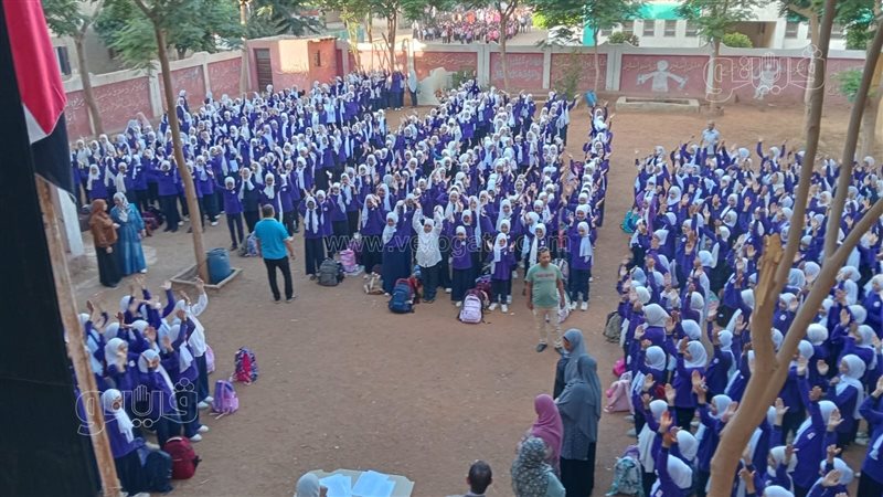 مديرة مدرسة توزع