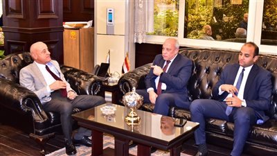 محافظ الأقصر يبحث المشروعات التنموية الجديدة 