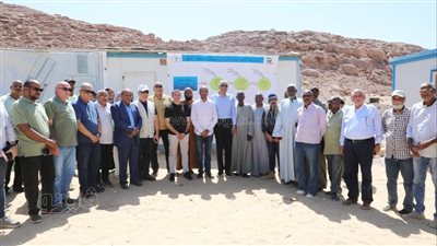 محافظ أسوان يتفقد مشروع الصرف الصحى بمنطقة أبو الريش (صور)