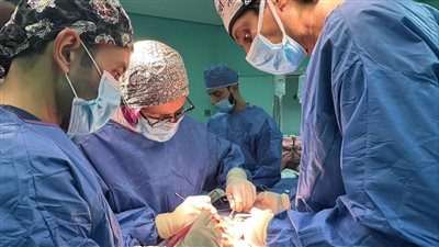 نجاح جراحة عاجلة لمريض يعاني من كسور بالوجه بـ