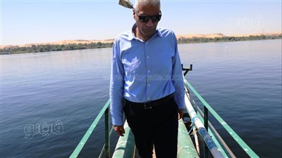 محافظ أسوان يتابع سير العمل بمحطة مياه أبو الريش قبلى (صور)