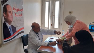 وكيل الصحة بأسيوط يوقع الكشف الطبي على المواطنين ببني محمديات (صور) 