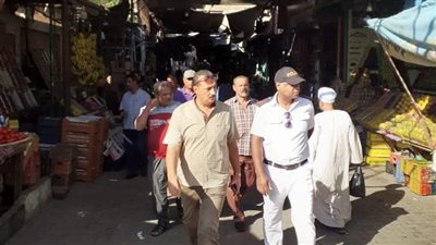 حملة مكبرة بشوارع طهطا لضبط الأسواق ورفع الإشغالات والمخالفات