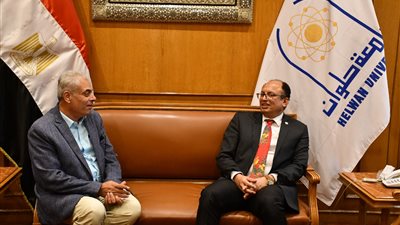 رئيس جامعة حلوان يناقش آليات التعاون لوضع هوية بصرية لمنطقة جنوب القاهرة