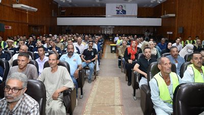 محافظ أسيوط يشهد ختام برنامج تدريب العمالة غير المنتظمة بمنظومة النظافة (صور)