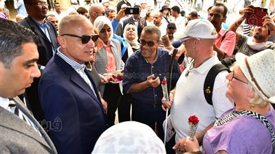 بتوزيع الورد، محافظ الأقصر يشهد احتفال يوم السياحة العالمي (صور)