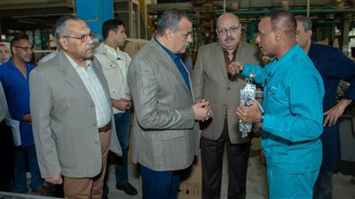 وزير الإنتاج الحربي يزور شركتي حلوان للأجهزة المعدنية ومحركات الديزل