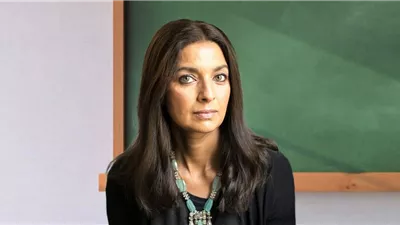 جومبا لاهيري ترفض جائزة أمريكية بسبب حظر الكوفية الفلسطينية (صور)