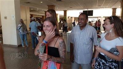 استقبال السائحين بالورود في معبد الكرنك احتفالًا باليوم العالمي للسياحة (فيديو)