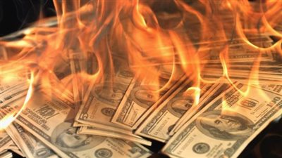 فرض ضريبة 20%، خبير اقتصادي يضع روشتة لتجنب خسائر هروب الأموال الساخنة