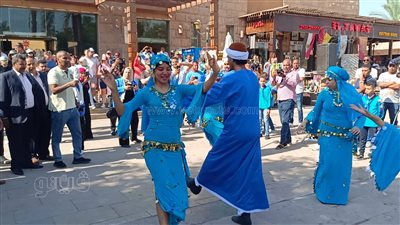 عروض الفنون الشعبية تخطف أنظار السائحين الأجانب بالأقصر (فيديو)