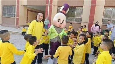 أول رد من التعليم على ارتداء مدير مدرسة زي الطلاب بالجيزة 