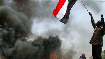 الجيش السوداني يحلق بالطائرات لدخول الخرطوم والدعم السريع يرد بالمدفعية الثقيلة (صور)