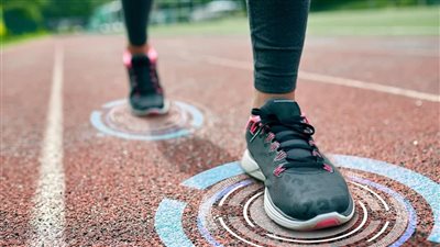 يكشف اضطرابات المشي بدقة، علماء يصممون حذاء ذكي 