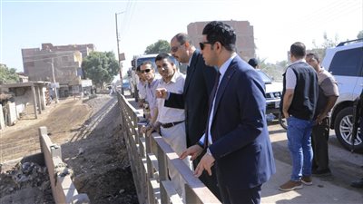 محافظ سوهاج يبدي استياءه من مستوى النظافة أثناء زيارته لمدينة البلينا