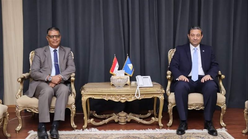 محافظ دمياط والأستاذ