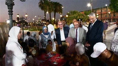 محافظ أسوان يتفقد معرض وورش المنتجات الحرفية لملتقى شباب أهل مصر (صور)