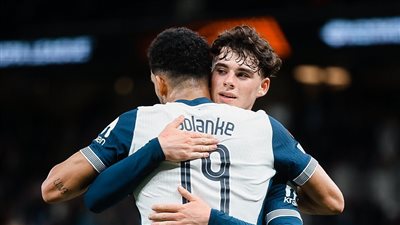 توتنهام بـ 10 لاعبين يفوز على كاراباخ بثلاثية نظيفة في الدوري الأوروبي 