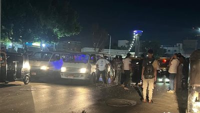 تصادم توك توك بميكروباص على كورنيش حلوان (صورة)