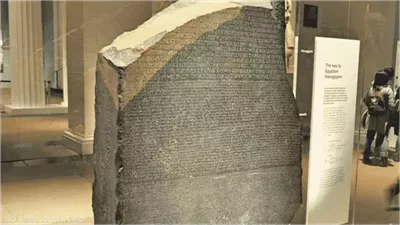 قصة حجر رشيد.. اكتشفه ضابط فرنسي في قلعة قايتباي.. وعلماء عرب سبقوا شامبليون في فك رموز 11 حرفا هيروغليفيا