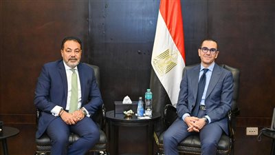 حسن الخطيب يبحث مع بنك أبوظبي الأول سبل الترويج لفرص الاستثمار بمصر