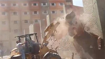 بعد التعدي على رئيس أبو النمرس، حملات مكثفة لإزالة مخالفات البناء (فيديو وصور)