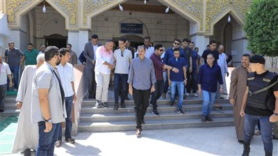 محافظ سوهاج يؤدى صلاة الجمعة بمسجد الشرطة ويستمع لمطالب المواطنين 