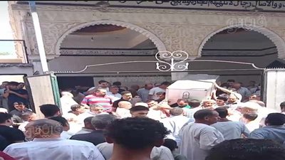 تشييع جثماني فتاتين لقيتا مصرعهما في حادث سير بالشرقية (صور)