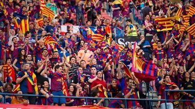 جماهير برشلونة تحتشد أمام ملعب مباراة الكلاسيكو (فيديو)