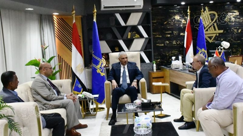 محافظ أسوان يلتقى