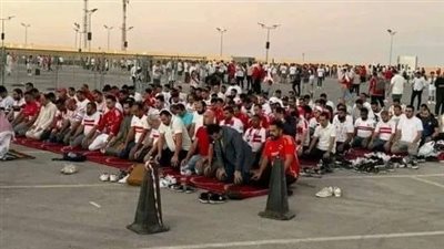 جماهير الأهلي والزمالك تشعل الأجواء حول استاد القاهرة قبل مباراة القمة (فيديو)