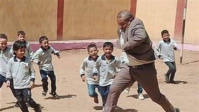 بيلعب معاهم كورة، مدير مدرسة بالجيزة يشارك تلاميذه فرحتهم بالعام الدراسي الجديد