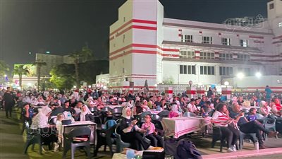 إقبال جماهير الزمالك على مقر القلعة البيضاء لمشاهدة مباراة السوبر الإفريقي 