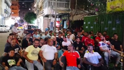 مقاهى الإسكندرية تكتظ بالجماهير لمشاهدة مباراة القطبين في السوبر الإفريقي (صور)