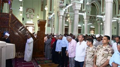 محافظ أسوان يؤدى صلاة الغائب على روح شهيد الواجب النقيب محمود جمال (صور)