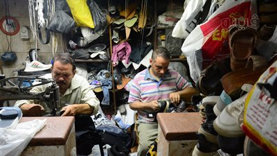 «الإبداع في كل حذاء» مهنة الإسكافي تتحدى الحداثة، والأسطى عزيز: فن يحتاج إلى ضمير واهتمام (فيديو وصور) 