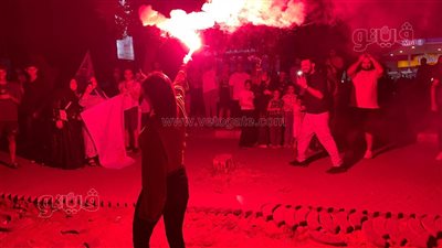 احتفالا بكأس السوبر، فتاة زملكاوية تشعل الشماريخ في ميت عقبة (فيديو)
