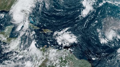 إعصار جون يضرب المكسيك بقوة (فيديو)